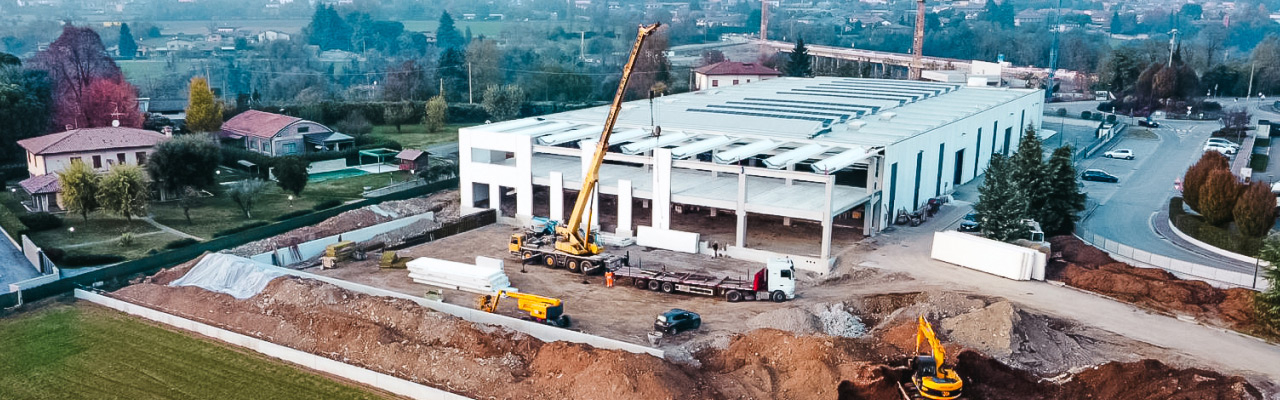 Vista aerea del cantiere per la realizzazione della nuova sede aziendale Orobica Food a Palazzolo sull’Oglio, in provincia di Brescia, con capannone industriale moderno in costruzione.