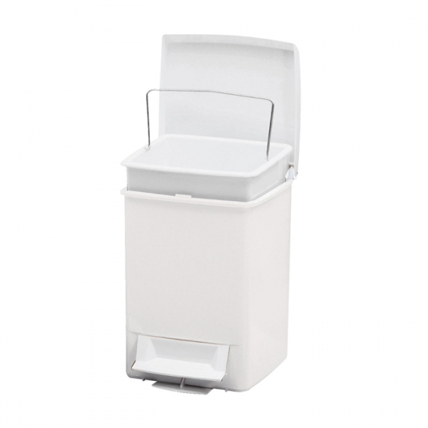 Plastic waste bin with pedal