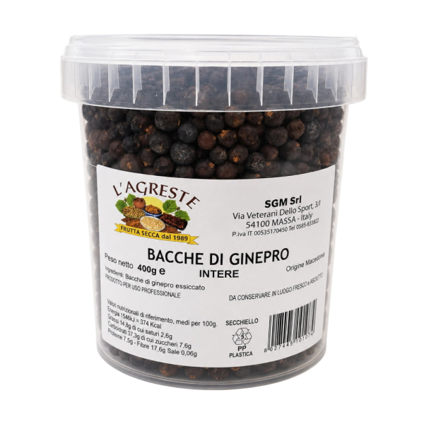 Bacche di ginepro intere dalla forma rotonda e compatta, caratterizzate da superficie scura e leggermente rugosa. La consistenza appare soda e uniforme, confezionate in pratico secchiello trasparente. Venduto da Orobica Food.
