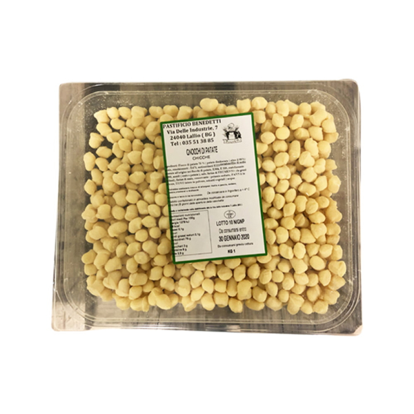 Vaschetta trasparente di gnocchi chicche di patate piccoli e rotondi del Pastificio Benedetti del peso di 1 kg. Venduto da Orobica Food.