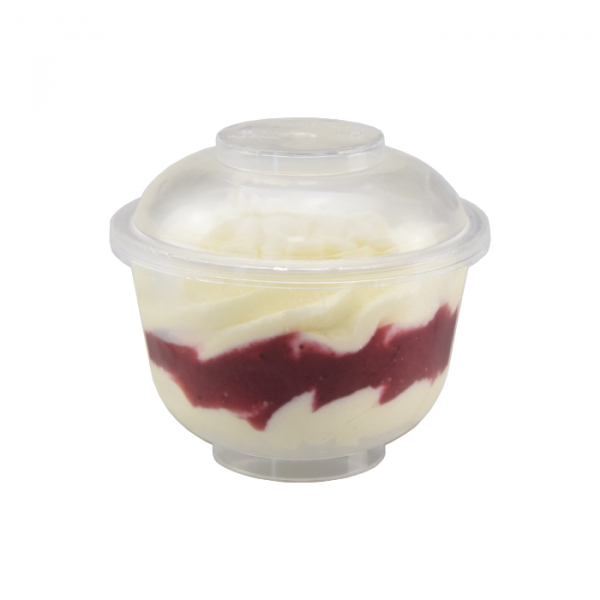 Meringue cup with berries