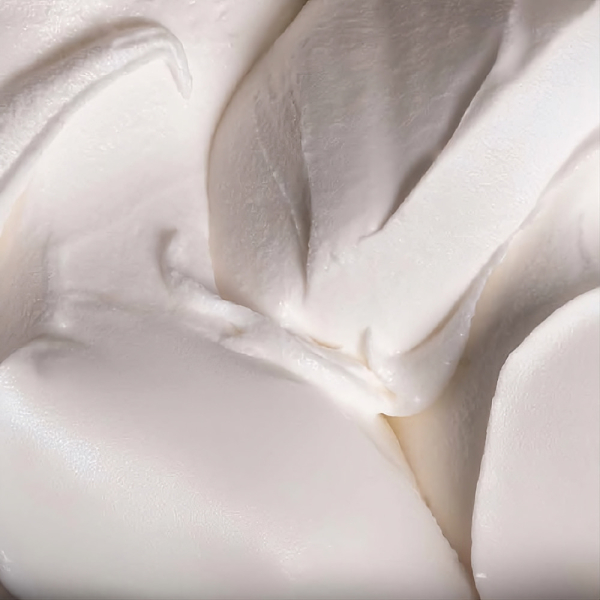 Gelato al limone rinfrescante, dal colore chiaro e dalla texture vellutata. Venduto da Orobica Food.