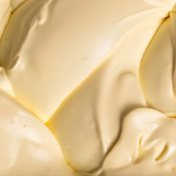 Gelato alla crema giallo chiaro, liscio e cremoso. Venduto da Orobica Food.