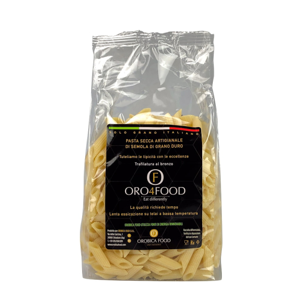 Confezione di mezze penne di semola di grano duro 100% italiano Oro4Food, di colore giallo dorato, con estremità tagliate obliquamente. Venduto da Orobica Food.