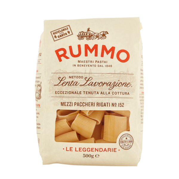 Pasta di semola di grano duro formato mezzi paccheri rigati, ideale per trattenere sughi ricchi e cremosi grazie alla superficie ruvida e alla forma ampia. Perfetta per primi piatti strutturati e preparazioni gourmet. Venduto da Orobica Food.