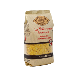 Confezione di farina di mais per polenta istantanea, che mostra il prodotto in granuli. Venduto da Orobica Food.