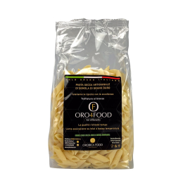 Confezione di mezze penne di semola di grano duro 100% italiano Oro4Food, di colore giallo dorato, con estremità tagliate obliquamente. Venduto da Orobica Food.