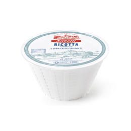 Fuscella di ricotta omogeneizzata Sabelli da 1,5 kg. Venduto da Orobica Food. 